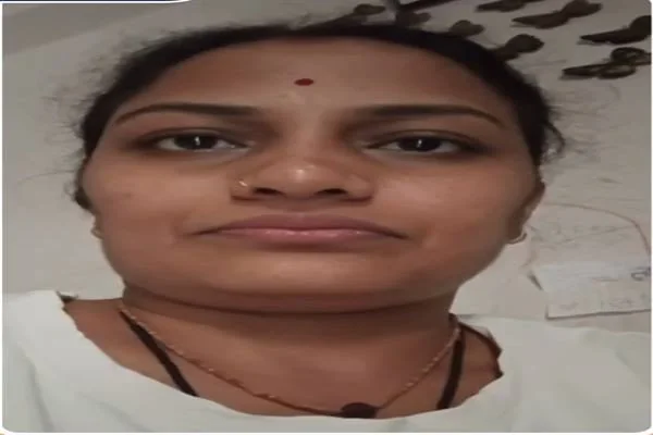 सफेद कपड़े पहने एक महिला का सामने से लिया गया नजदीकी चित्र