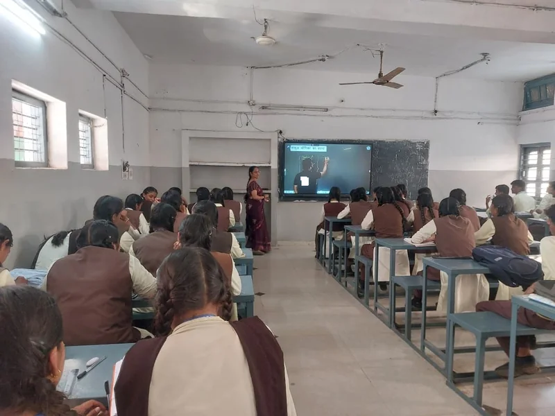मिशन JEE, NEET एवं PAT के अंतर्गत शासकीय उत्कृष्ट विद्यालय बड़वानी में ऑनलाइन कोचिंग प्रारंभ