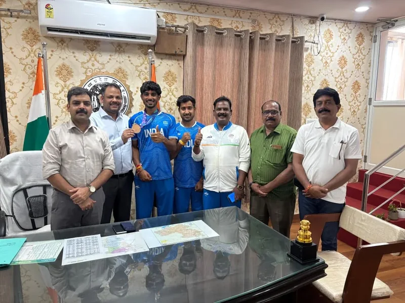 एशियन गेम्स में ऐतिहासिक कांस्य पदक जीतने वाले देवास के जय मीणा से कलेक्टर श्री सिंह एवं पुलिस अधीक्षक श्री…